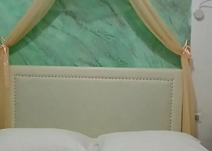 Controvento Near Train Station 公寓